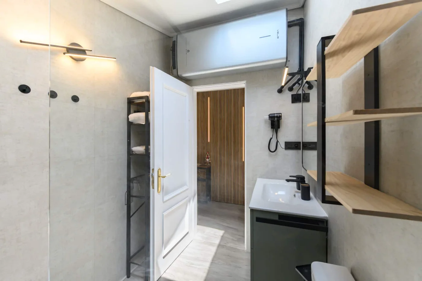 Baño con espejo y lavabo