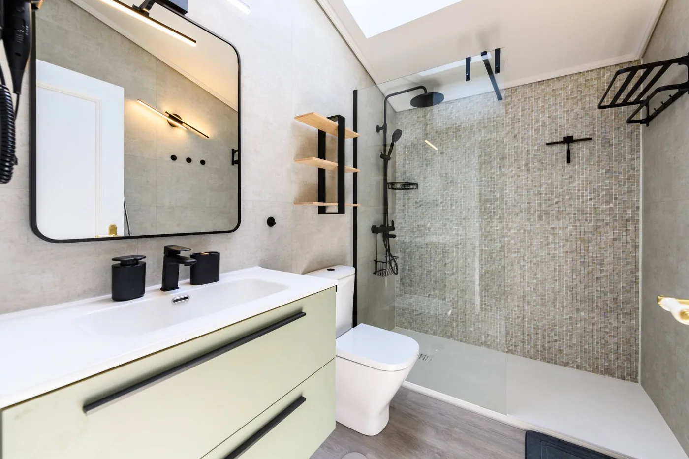 Baño con ducha y mueble de lavabo