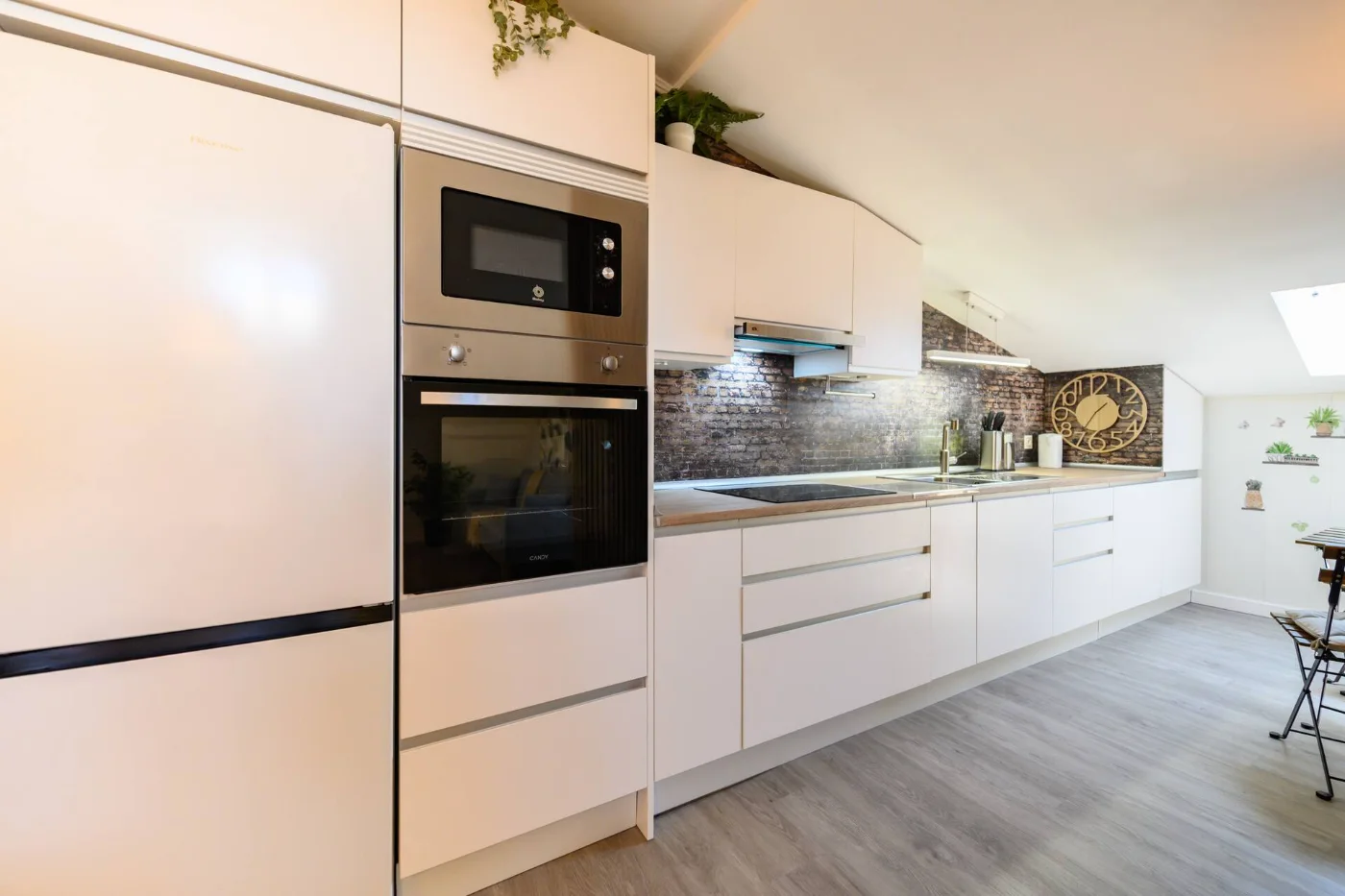 Cocina equipada con horno y microondas