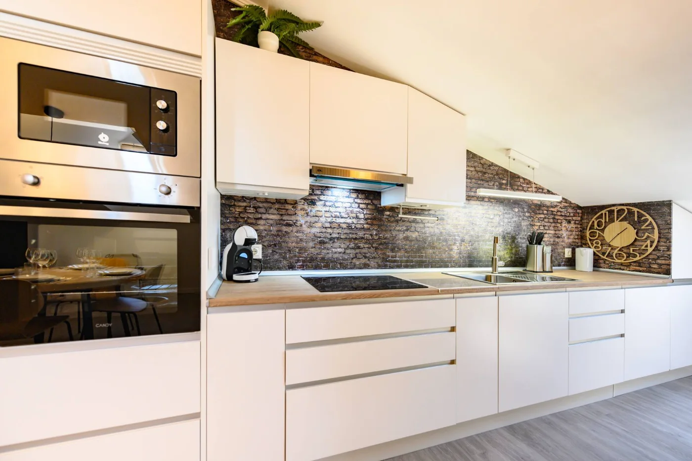 Cocina con encimera blanca