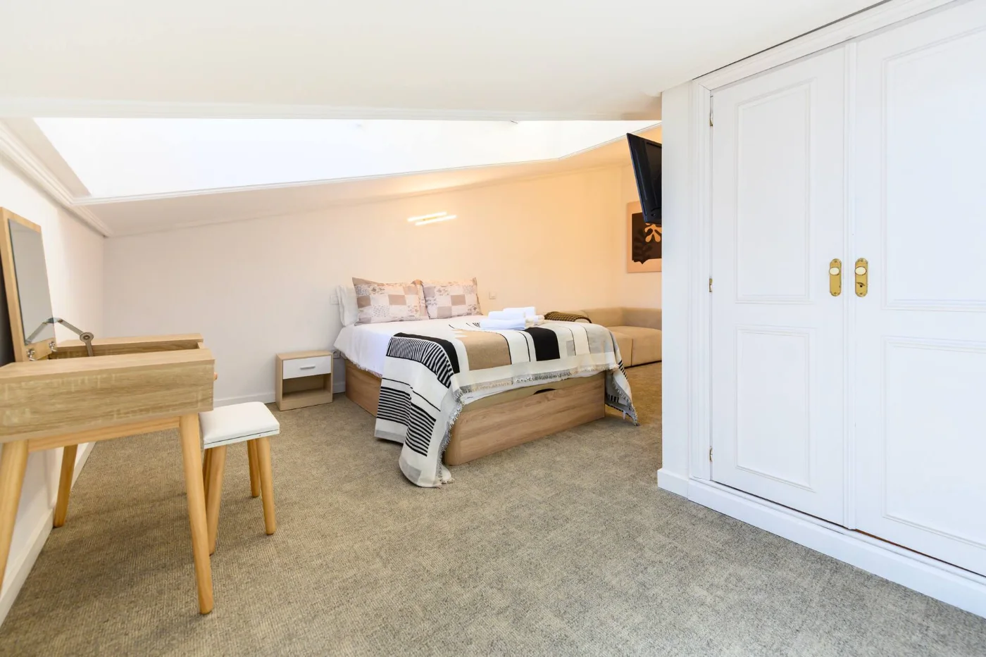 Dormitorio con armario blanco