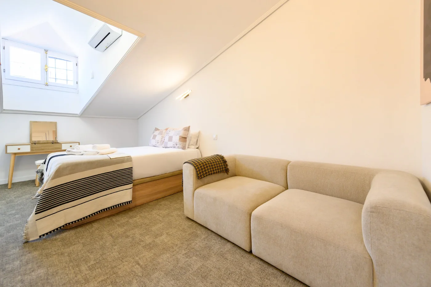 Dormitorio con ventana al patio