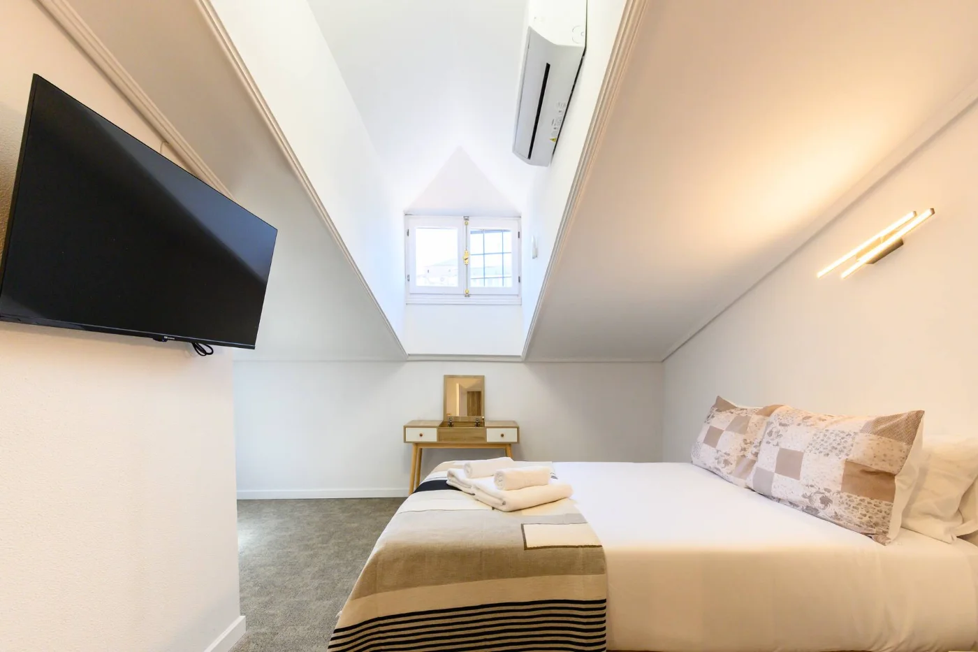 Dormitorio con cama vestida en beige