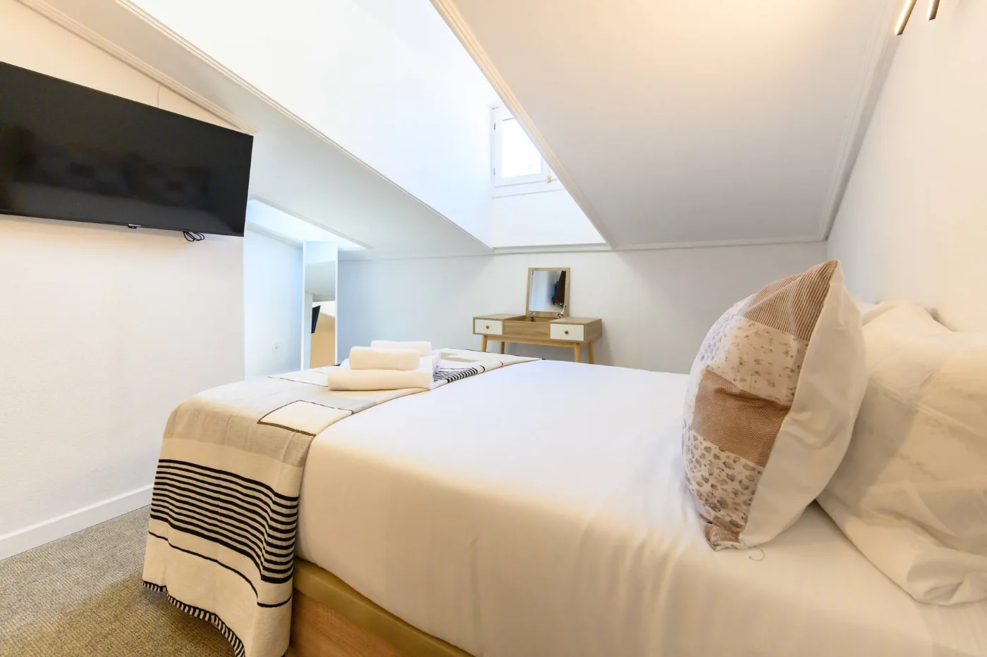 Dormitorio con cabecero de madera