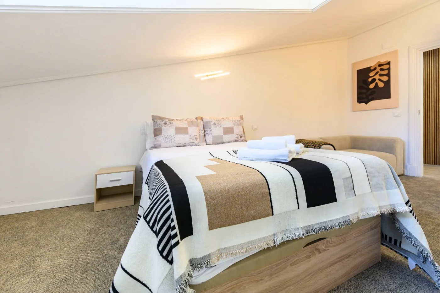 Dormitorio con ropa de cama clara