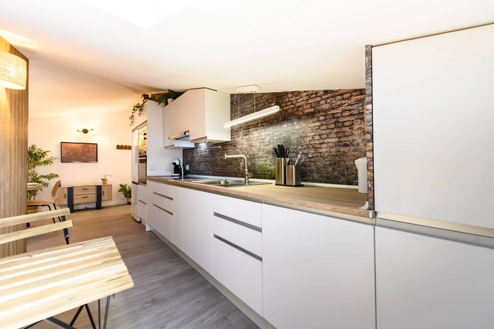 Cocina con pared de ladrillo