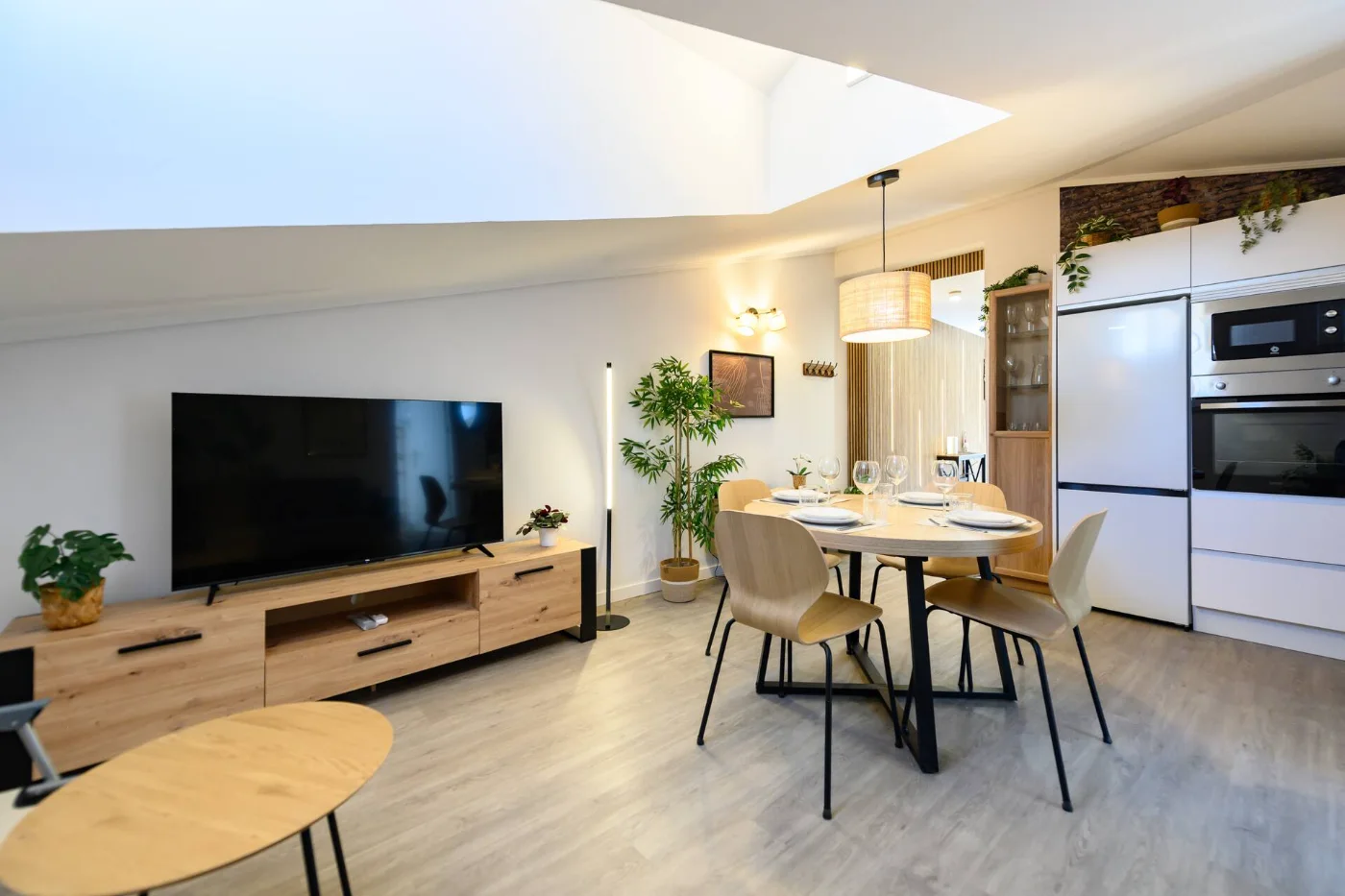 Salón con televisión y mesa de comedor