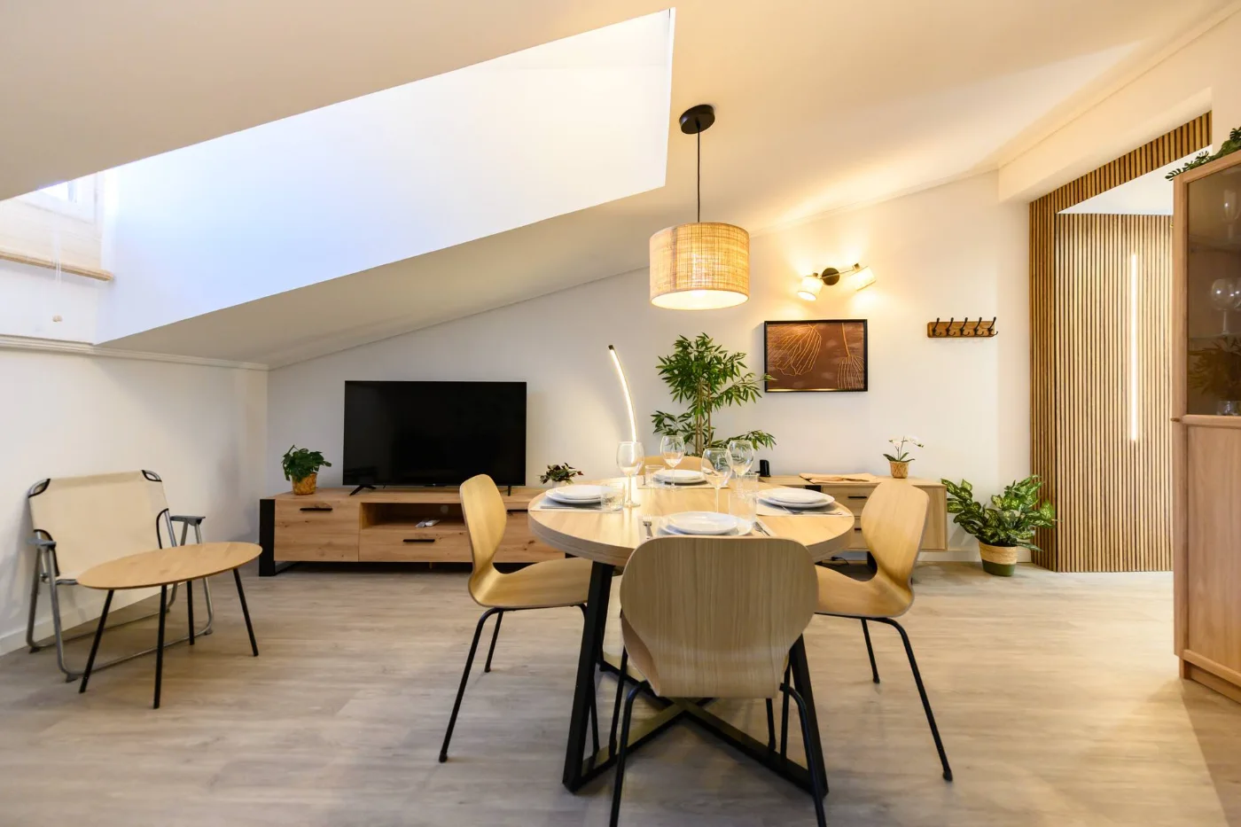 Salón comedor con televisión